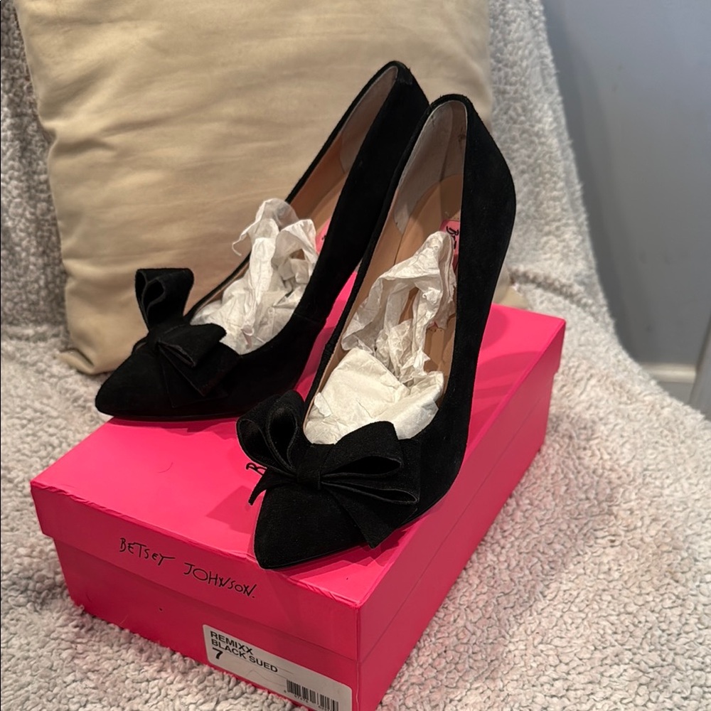 Betsey Johnson Black Bow Detail Heels size 7